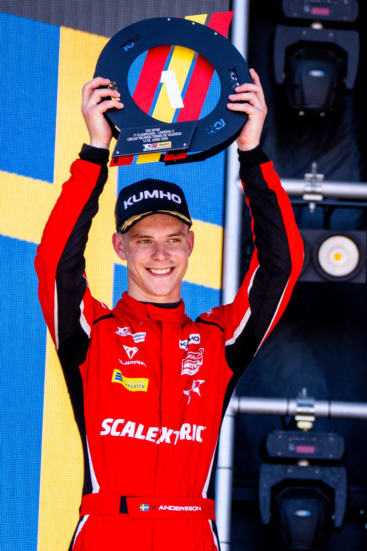 Viktor Andersson lyfter segertrofén i TCR Spain i Valencia