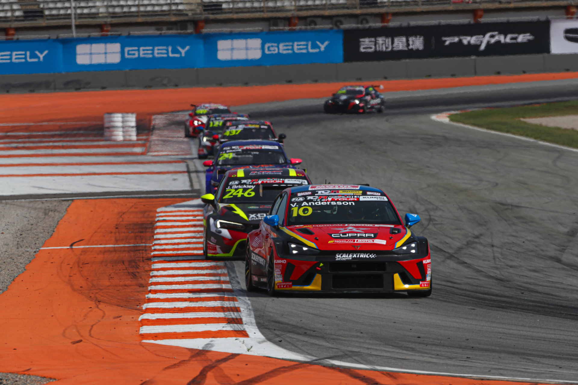 Viktor Andersson leder ett fält av TCR-bilar i Valencia
